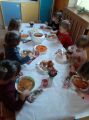 W przedszkolnej restauracji - maluchy uczą się jak odpowiednio zachowywać się przy stole., 